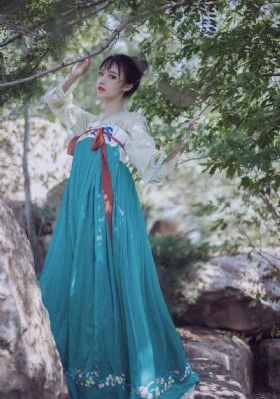 含着她两个硕大的乳峰视频